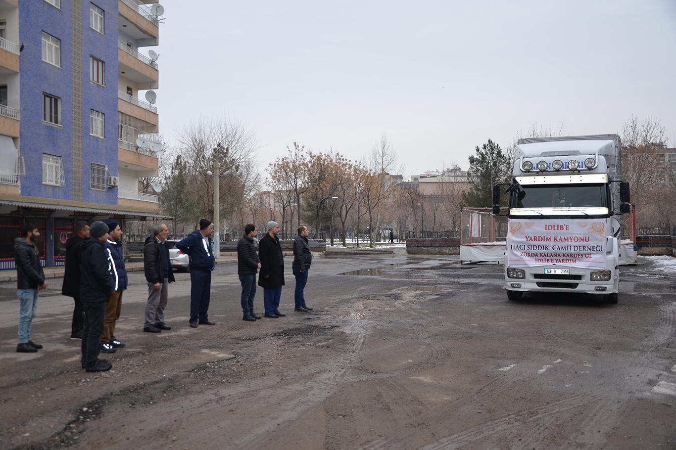 Diyarbakır'dan İdlib'e 1 TIR yardım gönderildi
